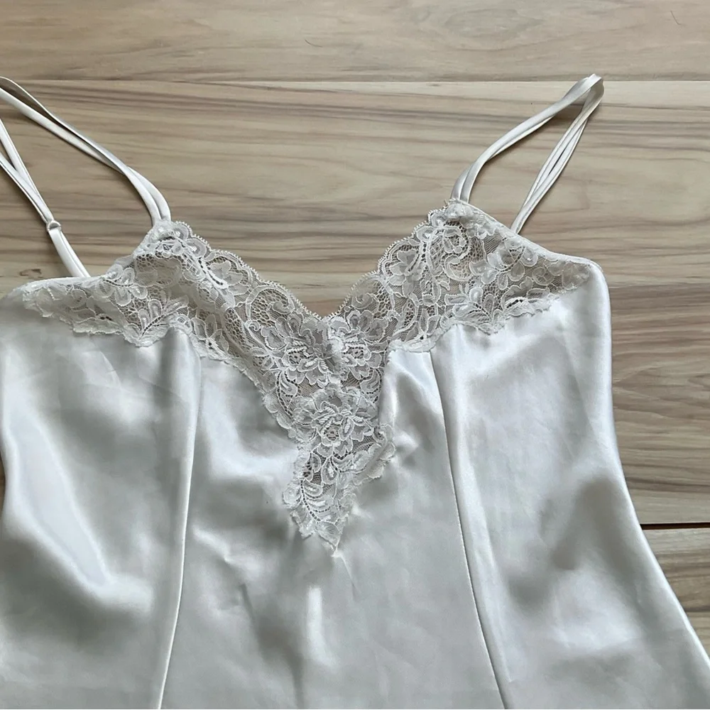 Victoria Secret Embroidered Lace Chemise Size Medium.